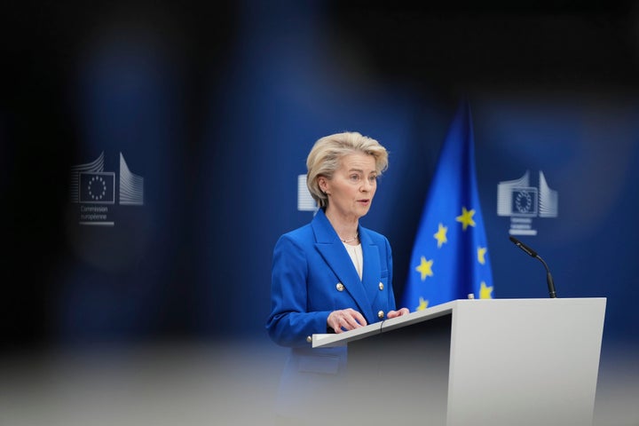 Η πρόεδρος της Ευρωπαϊκής Επιτροπής Ursula von der Leyen μιλάει κατά τη διάρκεια συνέντευξης Τύπου για το πακέτο μέτρων για την άμυνα στην έδρα της ΕΕ στις Βρυξέλλες, Τρίτη 4 Μαρτίου 2025. (AP Photo/Virginia Mayo)