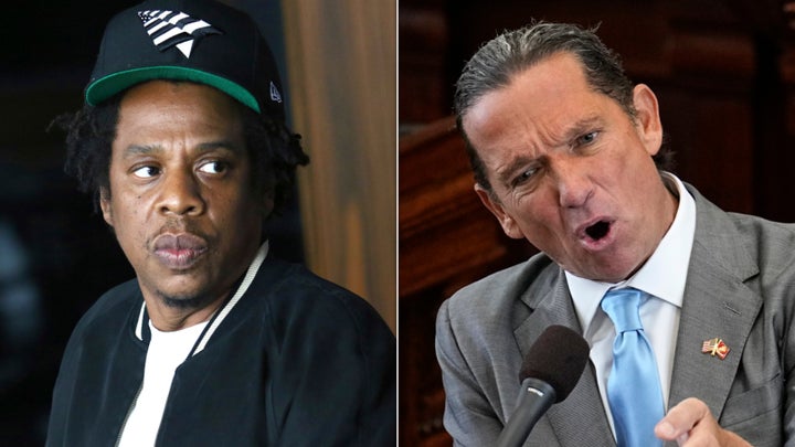 Jay-Z (à esquerda) está processando o advogado Tony Buzbee.