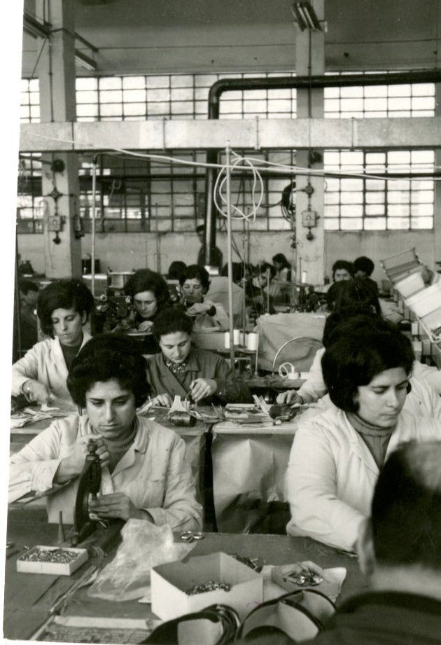 Γραμμή μονταρίσματος της Βιομηχανίας Υποδημάτων ΕΛΒΙΣ επί της οδού Ορφέως 109 196- Πολιτιστικό Ίδρυμα Ομίλου Πειραιώς | Ιστορικό Αρχείο, Αρχείο Οργανισμού Βιομηχανικής Αναπτύξεως