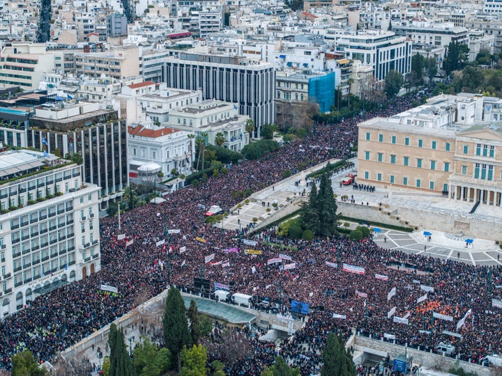 Πανοραμικό στιγμιότυπο που τραβήχτηκε στις 11 π.μ. από την απεργιακή συγκέντρωση στην πλατεία Συντάγματος στην Αθήνα για τη συμπλήρωση δύο χρόνων από το σιδηροδρομικό δυστύχημα των Τεμπών, που στοίχισε τις ζωές 57 ανθρώπων, Παρασκευή 28 Φεβρουαρίου 2025