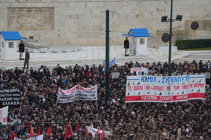 Διαδηλωτές έξω από το κτήριο της Βουλής κατά την μεγάλη κινητοποίηση για το δυστύχημα στα Τέμπη στις 28 Φεβρουαρίου 2025