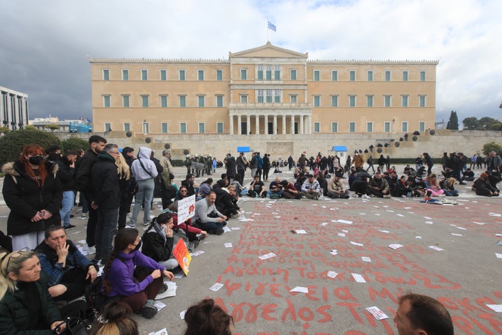 Απεργιακή συγκέντρωση στην πλατεία Συντάγματος στην Αθήνα για τη συμπλήρωση δύο χρόνων από το σιδηροδρομικό δυστύχημα των Τεμπών, που στοίχισε τις ζωές 57 ανθρώπων, Παρασκευή 28 Φεβρουαρίου 2025. Συνδικάτα, ομοσπονδίες, σύλλογοι, ενώσεις, φορείς, οργανώσεις και κινήσεις πολιτών έχουν κηρύξει 24ωρη απεργία, στην μνήμη των θυμάτων με αίτημα να μην υπάρξει καμιά συγκάλυψη και να αποδοθεί δικαιοσύν