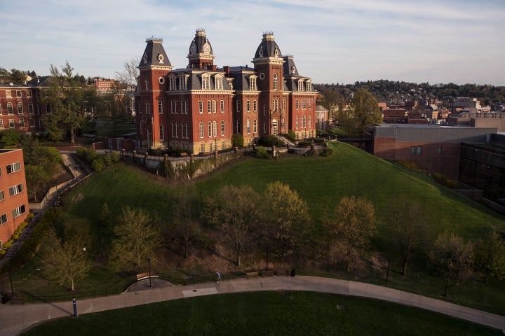 Universitas Virginia Barat di Morgantown mengkonfirmasi bahwa mereka membatasi penerimaan pada gelar Ph.D. Program karena “tantangan anggaran yang tidak terduga yang dihasilkan dari pemotongan yang diusulkan untuk pendanaan penelitian federal.”