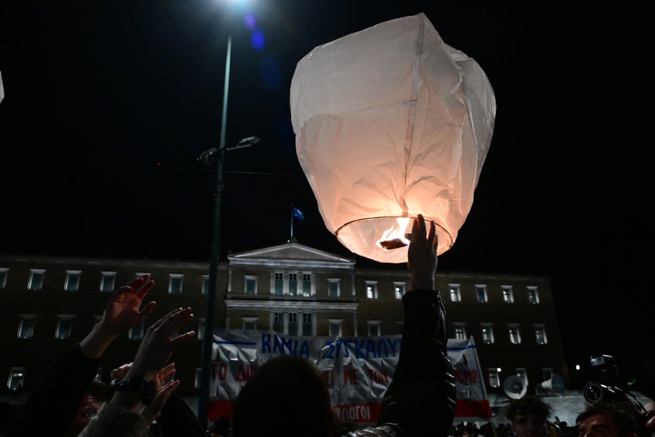 Συλλαλητήριο στην πλατεία Συντάγματος στην Αθήνα για το σιδηροδρομικό δυστύχημα των Τεμπών από Ομοσπονδίες, Εργατικά Κέντρα, Συνδικάτα, Ενώσεις, Σωματεία και φοιτητές με κεντρικό σύνθημα "Καμία συγκάλυψη - Καμία υποχώρηση - Δικαιοσύνη για τα Τέμπη", Τετάρτη 5 Μαρτίου 2025. (ΚΩΣΤΑΣ ΤΖΟΥΜΑΣ/EUROKINISSI)