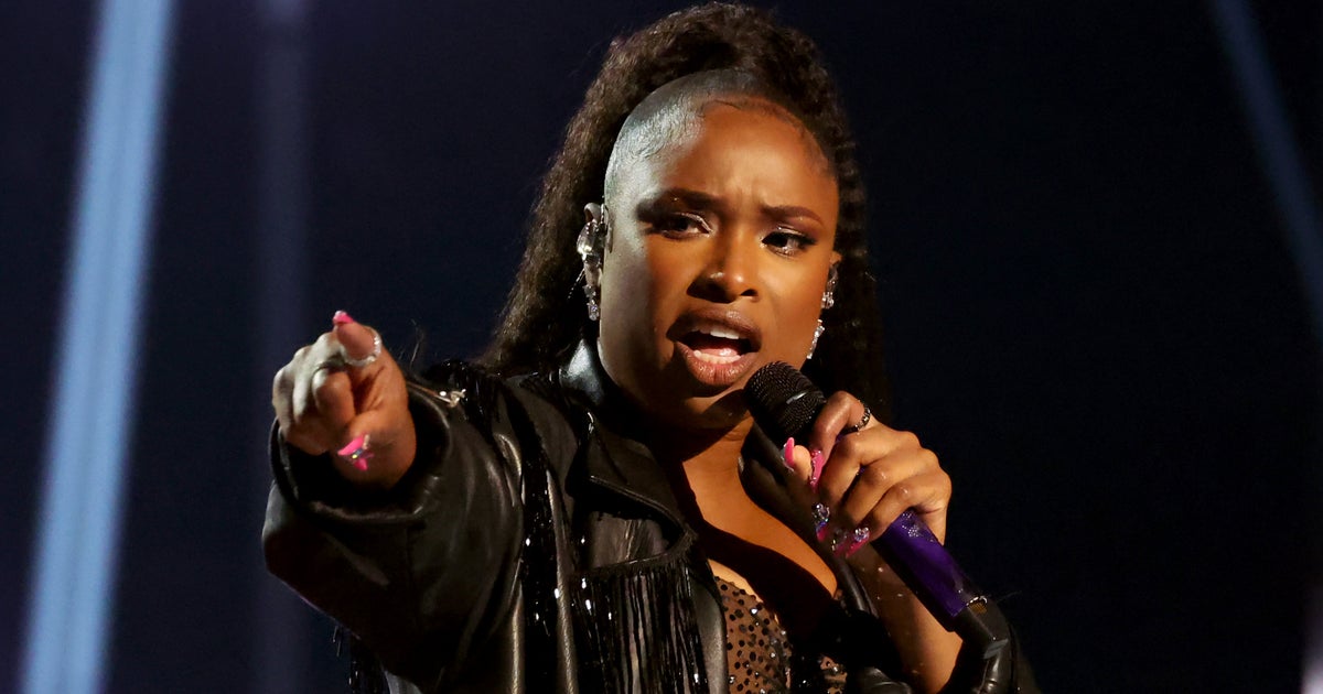 NextImg:Jennifer Hudson's Courtside Mishap Goes Viral At Knicks Game With Boyfriend Common