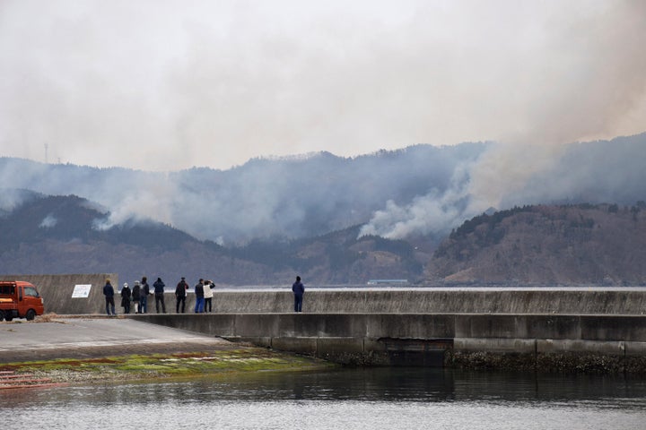 漁港から山林火災を見つめる人々（2025年3月3日、岩手県大船渡市）