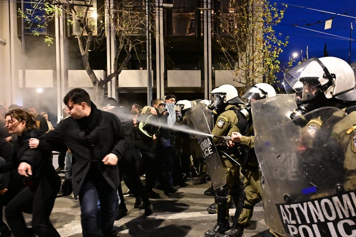 Επεισόδια μετά το τέλος της απεργιακής συγκέντρωσης στην πλατεία Συντάγματος στην Αθήνα για τη συμπλήρωση δύο χρόνων από το σιδηροδρομικό δυστύχημα των Τεμπών, που στοίχισε τις ζωές 57 ανθρώπων, Παρασκευή 28 Φεβρουαρίου 2025. (ΜΙΧΑΛΗΣ ΚΑΡΑΓΙΑΝΝΗΣ/EUROKINISSI)