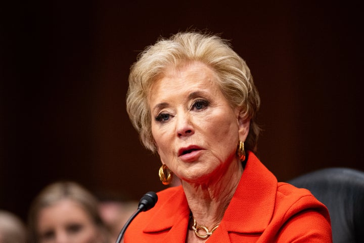 Linda McMahon bersaksi selama sidang konfirmasi di Komite Kesehatan Senat, Pendidikan, Tenaga Kerja dan Pensiun di Gedung Kantor Senat Dirksen pada 13 Februari 2025. 