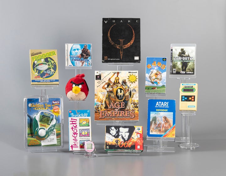 Esta foto do Hall da Fama do Video de Video do The Strong's World em Rochester, NY, mostra os 12 finalistas considerados para indução em 2025: Age of Empires, Angry Birds, Call of Duty 4: Modern Warfare, Defender, Frogger, Golden Eye, Golden Tee, Harvest Moon, Mattel Football, Quake, NBA 2K e Tanagotchi. (The Strong's World Video Game Hall of Fame via AP)