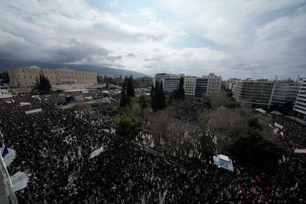 Διαδηλωτές συγκεντρώνονται στην πλατεία Συντάγματος στο κέντρο της Αθήνας για να γιορτάσουν τα δύο χρόνια από τη φονική σιδηροδρομική καταστροφή που προκάλεσε εκατοντάδες άλλες διαδηλώσεις και γενική απεργία, την Παρασκευή 28 Φεβρουαρίου 2025. (AP Photo/Thanassis Stavrakis)