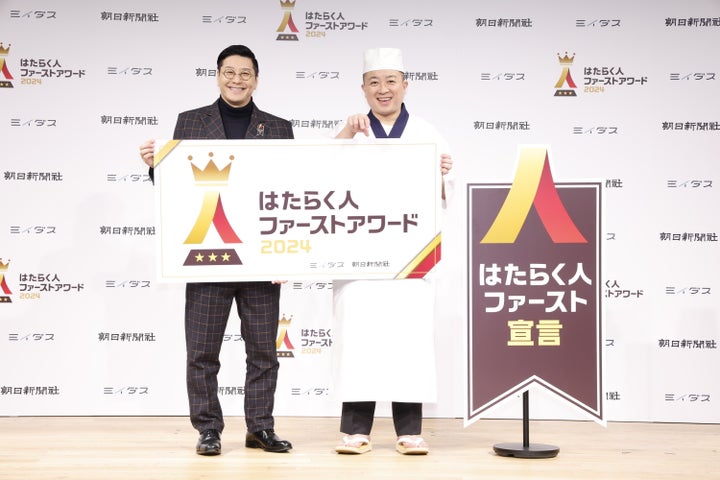 お笑いコンビ「チョコレートプラネット」の松尾駿さん（右）と長田庄平さん（左）。