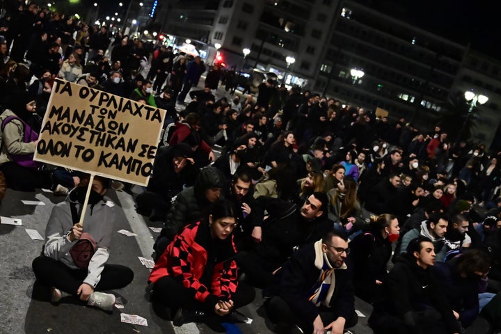 Συγκέντρωση διαμαρτυρίας για τα Τέμπη έξω από τη Βουλή στις 6 Μαρτίου 2025, πρώτη ημέρα συζήτησης επί της πρότασης δυσπιστίας