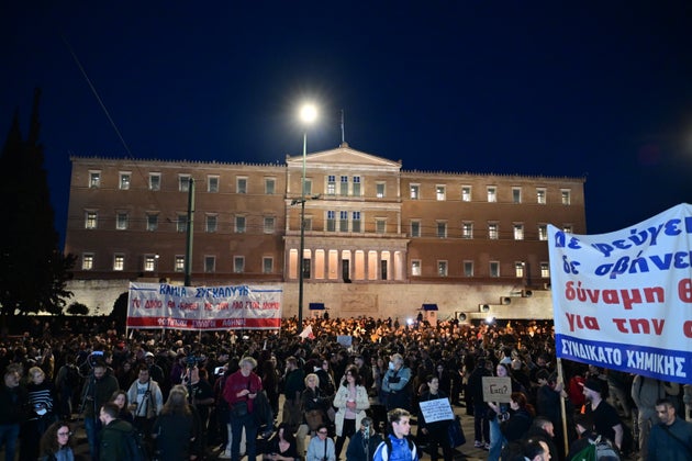 Συλλαλητήριο στην πλατεία Συντάγματος στην Αθήνα για το σιδηροδρομικό δυστύχημα των Τεμπών από Ομοσπονδίες, Εργατικά Κέντρα, Συνδικάτα, Ενώσεις, Σωματεία στο κλείσιμο της συζήτησης στην Βουλή για την πρόταση δυσπιστίας με τις ομιλίες του πρωθυπουργού και των πολιτικών αρχηγών και με αίτημα την απονομή δικαιοσύνης για τα θύματα που έχασαν τη ζωή τους στο σιδηροδρομικό δυστύχημα των Τεμπών, Παρασκευή 7 Μαρτίου 2025. (ΤΑΤΙΑΝΑ ΜΠΟΛΑΡΗ/EUROKINISSI)