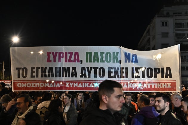 Συλλαλητήριο στην πλατεία Συντάγματος στην Αθήνα για το σιδηροδρομικό δυστύχημα των Τεμπών από Ομοσπονδίες, Εργατικά Κέντρα, Συνδικάτα, Ενώσεις, Σωματεία στο κλείσιμο της συζήτησης στην Βουλή για την πρόταση δυσπιστίας με τις ομιλίες του πρωθυπουργού και των πολιτικών αρχηγών και με αίτημα την απονομή δικαιοσύνης για τα θύματα που έχασαν τη ζωή τους στο σιδηροδρομικό δυστύχημα των Τεμπών, Παρασκευή 7 Μαρτίου 2025. (ΣΩΤΗΡΗΣ ΔΗΜΗΤΡΟΠΟΥΛΟΣ/EUROKINISSI)