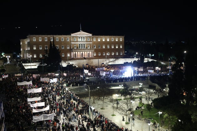 Συλλαλητήριο στην πλατεία Συντάγματος στην Αθήνα για το σιδηροδρομικό δυστύχημα των Τεμπών από Ομοσπονδίες, Εργατικά Κέντρα, Συνδικάτα, Ενώσεις, Σωματεία στο κλείσιμο της συζήτησης στην Βουλή για την πρόταση δυσπιστίας με τις ομιλίες του πρωθυπουργού και των πολιτικών αρχηγών και με αίτημα την απονομή δικαιοσύνης για τα θύματα που έχασαν τη ζωή τους στο σιδηροδρομικό δυστύχημα των Τεμπών, Παρασκευή 7 Μαρτίου 2025. (ΣΩΤΗΡΗΣ ΔΗΜΗΤΡΟΠΟΥΛΟΣ/EUROKINISSI)