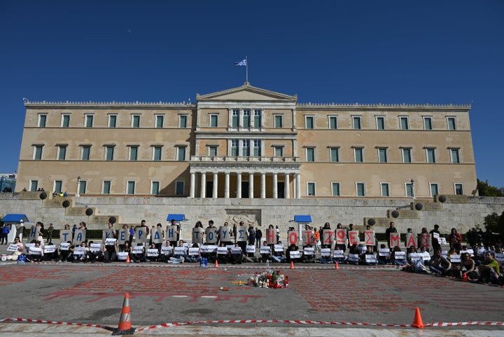 Φοιτητές κρατούν πλακάτ με τα ονόματα των 57 θυμάτων της σύγκρουσης του τρένου των Τεμπών και σχηματίζουν τις λέξεις "ή τα κέρδη τους ή οι ζωές μας" καθώς διαδηλώνουν μπροστά από το ελληνικό κοινοβούλιο για να απαιτήσουν δικαιοσύνη στις 7 Μαρτίου 2025. (Photo by Nicolas Koutsokostas/NurPhoto via Getty Images)