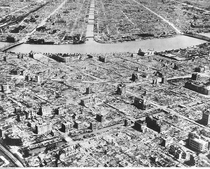 空襲後の東京の焼け野原