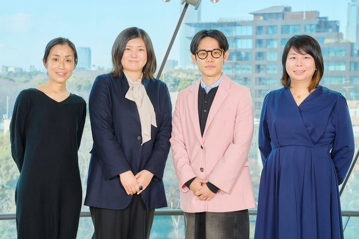 参加者プロフィール(写真左から)産婦人科専門医・稲葉可奈子さん:若者の身近な場所として渋谷・東急プラザで医院を開業し、生理痛やPMSをはじめとする婦人科疾患の治療についてメディアや書籍、SNS、企業研修などを通し発信している。脚本家・吉田恵里香さん:NHKの朝の連続テレビ小説『虎に翼』では主人公が生理痛に苦しむシーンを描き、『生理のおじさんとその娘』では生理用品メーカー広報担当者の父親とその娘の関係性などを描いた。MOREDOOR(モアドア)編集長・藤井一真さん:MOREDOORではTikTokで生理やフェムテック、ジェンダーについて漫画で発信している。(以下敬称略)、ハフポスト日本版編集長・泉谷由梨子