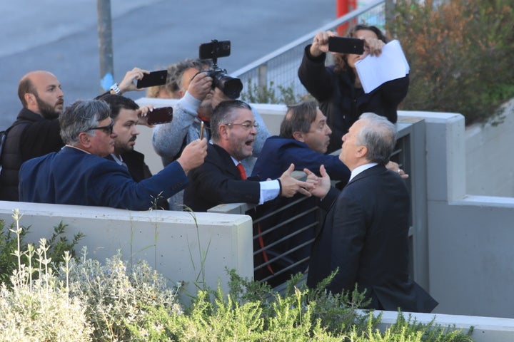 Ενταση έξω από την Εθνική Πινακοθήκη με αφορμή την κράτηση του βουλευτή της Νίκης, Νίκο Παπαδόπουλο, μετά τους βανδαλισμούς σε έργα τέχνης.