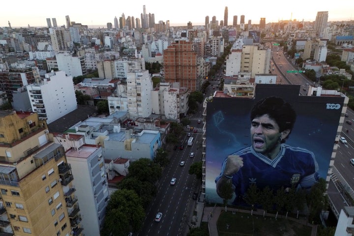 Mεγάλη τοιχογραφία του Diego Maradona, από τον καλλιτέχνη Martin Ron, στέκεται στο Μπουένος Άιρες, Αργεντινή, Δευτέρα, 10 Μαρτίου 2025. (AP Photo/Natacha Pisarenko)