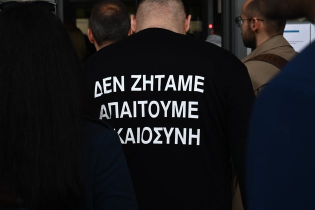 Πλήθος κόσμου και συγγενείς θυμάτων έξω από το Εφετείο Αθηνών, για την τραγωδία στο Μάτι