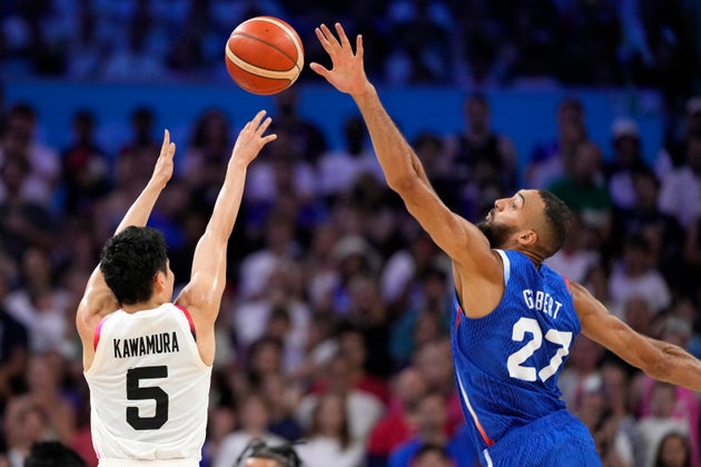 Ο Yuki Kawamura σουτάρει την μπάλα, την ώρα που τον μαρκάρει ο Γάλλος Ρούντι Γκομπέρ, στο παιχνίδι της Ιαπωνίας με την Γαλλία για τους Ολυμπιακούς Αγώνες στο Παρίσι