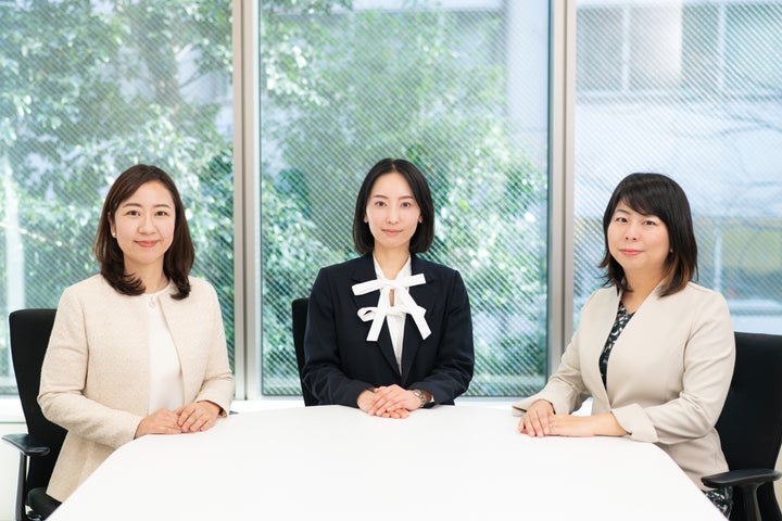 (写真左から)ツムラ コーポレート・コミュニケーション室コミュニケーションデザイングループ グループ長の宮城英子さん、同グループの大山尚美さん(以下敬称略)、ハフポスト日本版編集長・泉谷由梨子