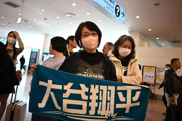 羽田空港で大谷翔平選手のタオルを掲げるファン（2025年3月13日）