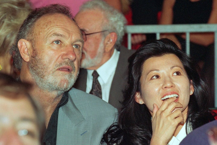Gene Hackman e sua esposa, Betsy Arakawa, na foto aqui em 1993, foram encontrados mortos em sua casa no Novo México no final de fevereiro.