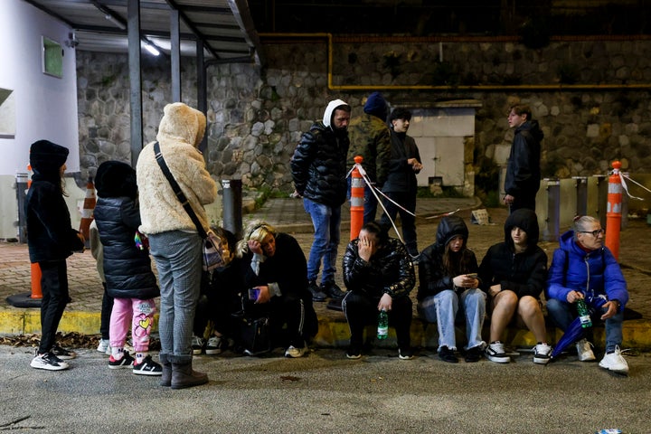 Κάτοικοι της Νάπολη στο δρόμο, φοβούμενοι το ενδεχόμενο σφοδρού μετασεισμού, ύστερα από τη σεισμική δόνηση 4.4 ρίχτερ - Νάπολη, 13 Μαρτίου 2025