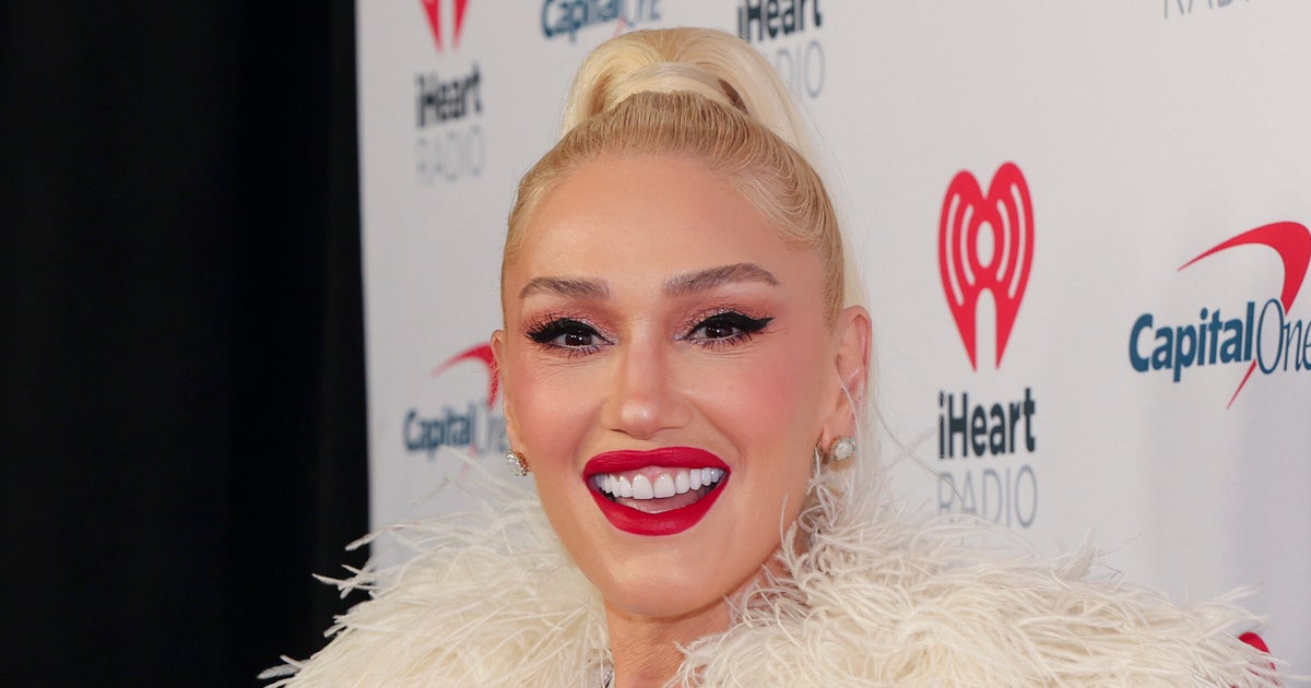 Gwen Stefani Gets Backlash For Tucker Carlson Tweet