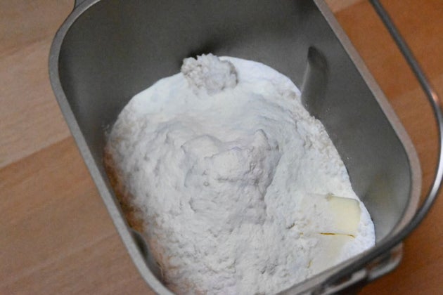 パンケースに材料を記載順に入れていく。ポイントはドライイーストに被せるように粉を入れ、水に触れにくくすることだという