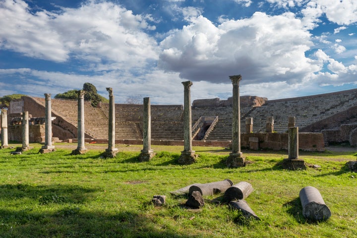 Το αρχαίο θέατρο στη πόλη Ostia Antica, Ρώμη, Ιταλία. 