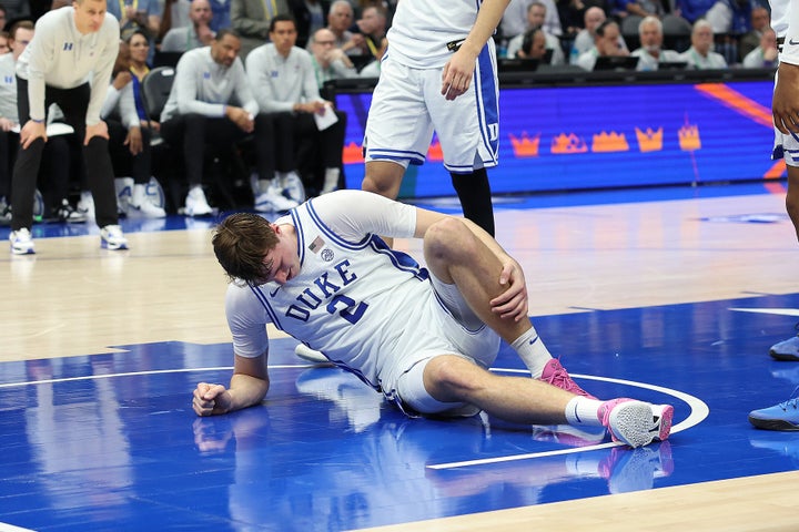 Duke Blue Devils Guard Cooper Flagg (2) ada di lantai setelah cedera pada pergelangan kakinya di akhir babak pertama. 