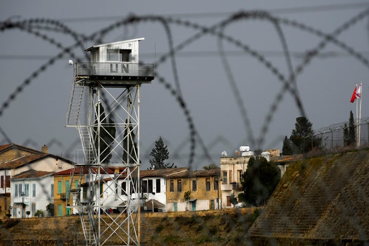 Ένα φυλάκιο του ΟΗΕ φαίνεται μέσα στη νεκρή ζώνη του ΟΗΕ που χωρίζει τους Ελληνοκύπριους στο νότο και τους Τουρκοκύπριους στο βορρά, στο βάθος, στη διαιρεμένη πρωτεύουσα Λευκωσία, Κύπρος, Δευτέρα 10 Φεβρουαρίου 2025. (AP Photo/Petros Karadjias)