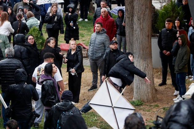 Κάτοικοι συγκεντρώνονται μπροστά από το γραφείο του δημάρχου κατά τη διάρκεια διαμαρτυρίας μετά από μεγάλη πυρκαγιά σε νυχτερινό κέντρο στην πόλη Κοτσάνι της Βόρειας Μακεδονίας, Δευτέρα 17 Μαρτίου 2025. (AP Photo/Boris Grdanoski)