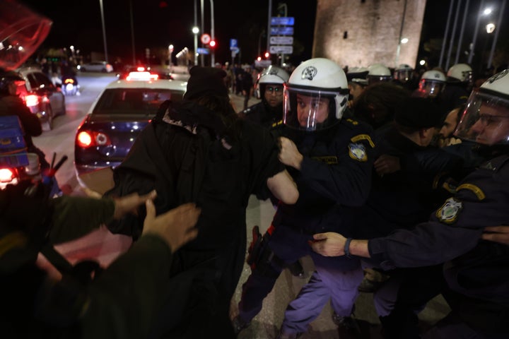 Συγκέντρωση διαμαρτυρίας έξω από το θέατρο "Αριστοτέλειον" στην Θεσσαλονίκη για την παράσταση "Κι εγώ υπάλληλος είμαι" του Χιστόφορου Ζαραλίκου, Δευτέρα 17 Μαρτίου 2025. Ο ηθοποιός και stand up comedian βρίσκεται στο στόχαστρο λόγω της αφίσας του που τον παρουσιάζει με ακάνθινο στεφάνι, με χιτώνα κτλ. Αυτό έχει δημιουργήσει αντιδράσεις σε εκκλησιαστικούς κύκλους αλλά και σε κόμματα. (ΒΑΣΙΛΗΣ ΒΕΡΒΕΡΙΔΗΣ / ΜΟΤΙΟΝ ΤΕΑΜ)