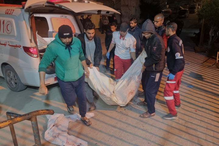 Σορός νεκρού έξω από το το νοσοκομείο της Χαν Γιουνίς στη Γάζα και εν μέσω των ισραηλινών βομβαρδισμών (18 Μαρτίου 2025) 