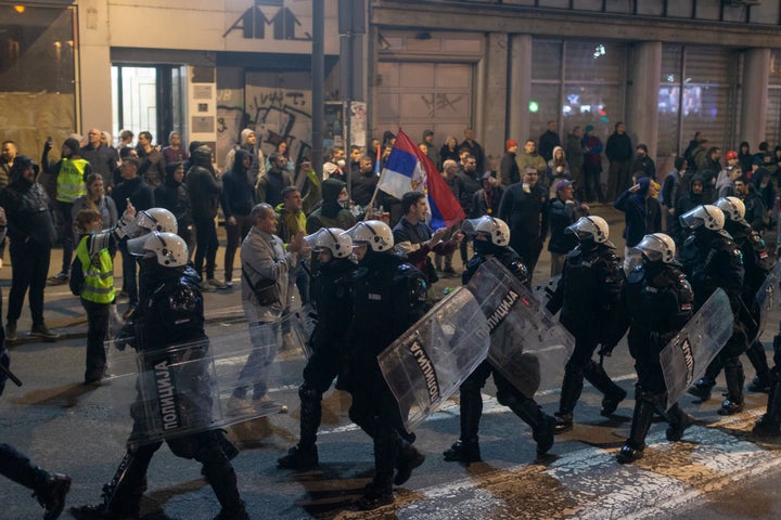 Δυνάμεις καταστολής της σερβικής αστυνομία στη συγκέντρωση διαματυρίας του Σαββάτου στο Βελιγράδι 