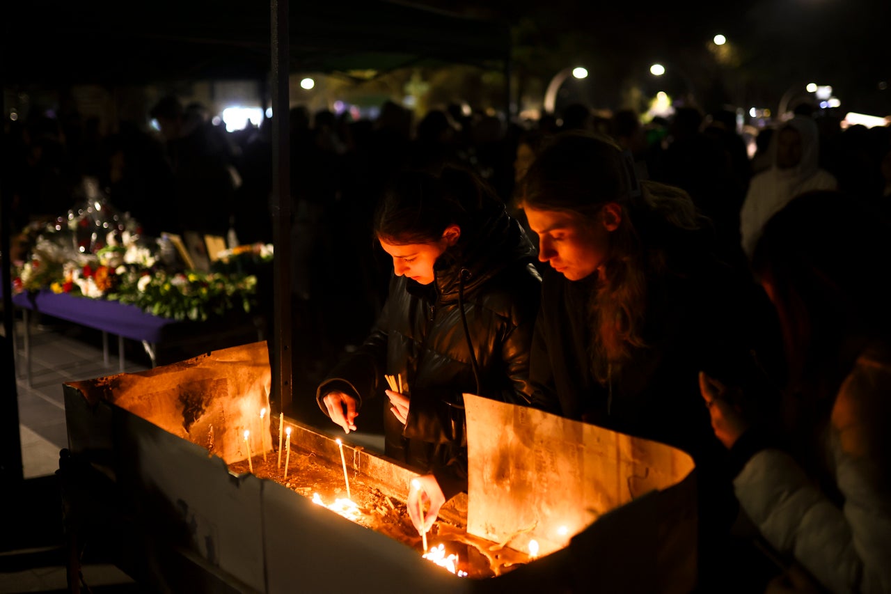 Άνθρωποι ανάβουν κεριά κατά τη διάρκεια αγρυπνίας στην πόλη Κοτσάνι της Βόρειας Μακεδονίας, την Τρίτη 18 Μαρτίου 2025, μετά την τεράστια πυρκαγιά που ξέσπασε σε νυχτερινό κέντρο διασκέδασης τα ξημερώματα της Δευτέρας. (AP Photo/Armin Durgut)