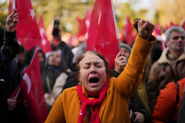 Διαδηλωτές έξω από το δημαρχείο για να διαμαρτυρηθούν για τη σύλληψη του δημάρχου της Κωνσταντινούπολης Εκρέμ Ιμάμογλου στην Κωνσταντινούπολη, Τουρκία, Τετάρτη 19 Μαρτίου 2025. (AP Photo/Francisco Seco)