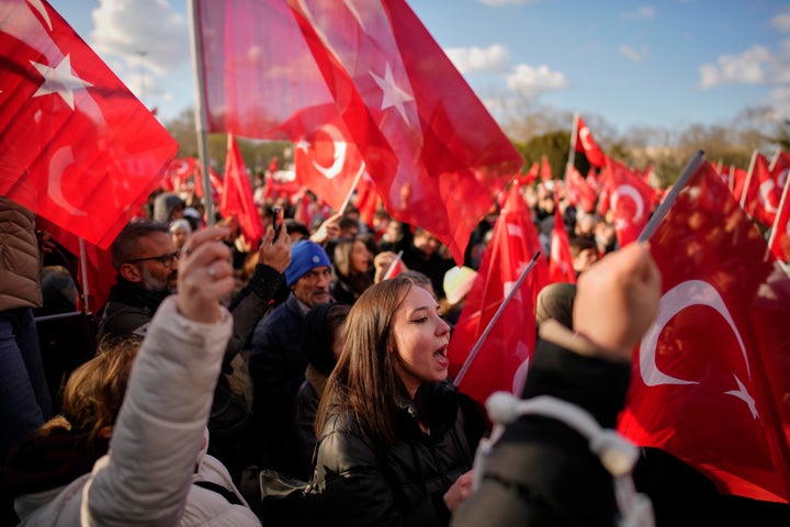 Πλήθος κόσμου έξω από το δημαρχείο για να διαμαρτυρηθεί για τη σύλληψη του δημάρχου της Κωνσταντινούπολης Εκρέμ Ιμάμογλου στην Κωνσταντινούπολη, Τουρκία, Τετάρτη 19 Μαρτίου 2025. (AP Photo/Emrah Gurel)