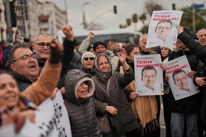 Διαδηλωτές υπέρ του Εκρέμ Ιμάμογλου (AP Photo/Francisco Seco)