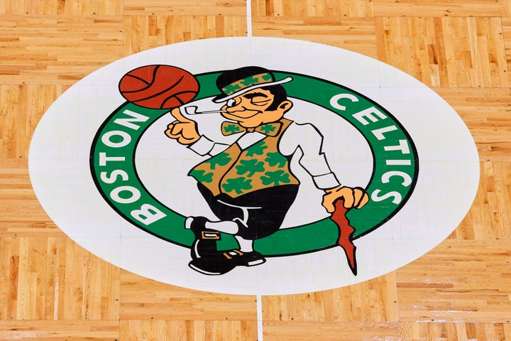 Το λογότυπο των Boston Celtics φαίνεται στο κεντρικό γήπεδο στο παρκέ πριν από έναν αγώνα μπάσκετ NBA μεταξύ των Boston Celtics και των Atlanta Hawks την Κυριακή 13 Φεβρουαρίου 2022 στη Βοστώνη. (AP Photo/Winslow Townson, File)