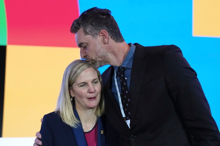 Η Kirsty Coventry μαζί με τον πρώην παίκτη του NBA Pau Gasol από την Ισπανία, αφού ανακοινώθηκε ως η νέα πρόεδρος της ΔΟΕ κατά την 144η σύνοδο της Διεθνούς Ολυμπιακής Επιτροπής στο Κόστα Ναβαρίνο, Δυτική Ελλάδα, Πέμπτη 20 Μαρτίου 2025. (AP Photo/Thanassis Stavrakis)