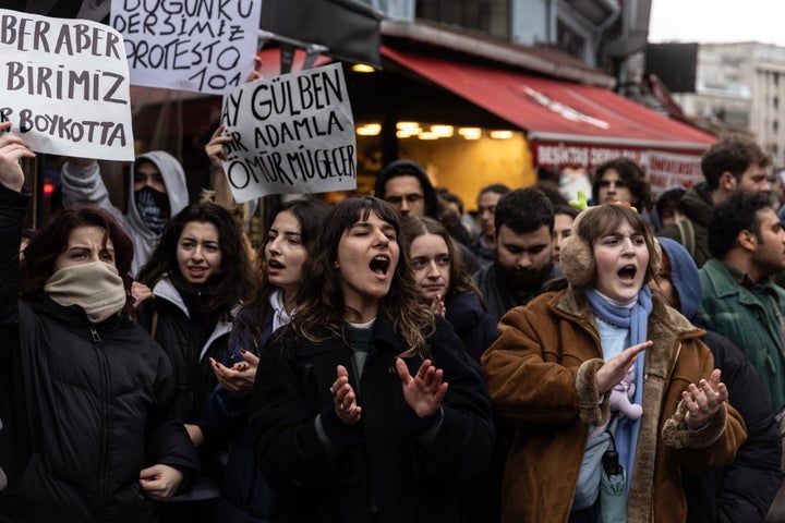 Φοιτητές πανεπιστημίου φωνάζουν συνθήματα και κρατούν πλακάτ κατά τη διάρκεια πορείας διαμαρτυρίας υπέρ του συλληφθέντος δημάρχου της Κωνσταντινούπολης Εκρέμ Ιμάμογλου στις 20 Μαρτίου 2025 στην Κωνσταντινούπολη, Τουρκία. Την Τετάρτη, ο δήμαρχος της Κωνσταντινούπολης Εκρέμ Ιμάμογλου, ο οποίος επρόκειτο να επιλεγεί ως υποψήφιος πρόεδρος του αντιπολιτευόμενου Ρεπουμπλικανικού Λαϊκού Κόμματος (CHP), συγκαταλέγεται μεταξύ 100 ατόμων που συνελήφθησαν με μια σειρά από κατηγορίες, από διαφθορά έως τρομοκρατία.