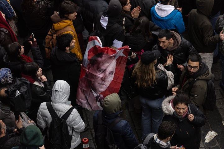 Πανεπιστημιακοί φοιτητές φωνάζουν συνθήματα και κρατούν μια σημαία του Μουσταφά Κεμάλ Ατατούρκ, του ιδρυτή της Τουρκικής Δημοκρατίας, κατά τη διάρκεια μιας πορείας διαμαρτυρίας για την υποστήριξη του συλληφθέντος δημάρχου της Κωνσταντινούπολης Εκρέμ Ιμάμογλου, στις 20 Μαρτίου 2025 στην Κωνσταντινούπολη