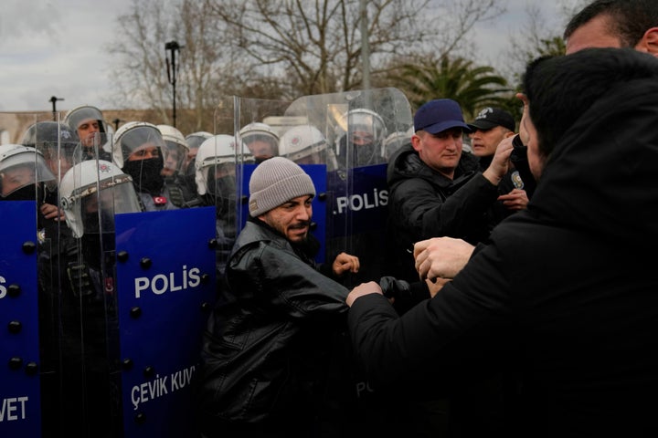 Αξιωματικοί των ΜΑΤ συμπλέκονται με ανθρώπους καθώς διαδηλώνουν κατά της σύλληψης του δημάρχου της Κωνσταντινούπολης Εκρέμ Ιμάμογλου, στην Κωνσταντινούπολη, Τουρκία, Πέμπτη 20 Μαρτίου 2025. (AP Photo/Khalil Hamra)