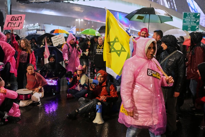 Διαδηλώσεις υπό βροχή για την καθαίρεση του επικεφαλής της Σιν Μπετ 