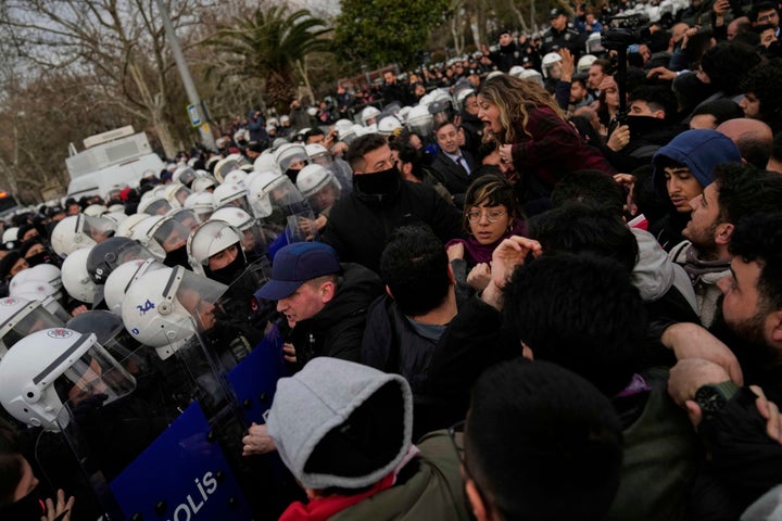 Αξιωματικοί των ΜΑΤ συμπλέκονται με ανθρώπους καθώς διαδηλώνουν κατά της σύλληψης του δημάρχου της Κωνσταντινούπολης Εκρέμ Ιμάμογλου, στην Κωνσταντινούπολη, Τουρκία, Πέμπτη 20 Μαρτίου 2025. (AP Photo/Khalil Hamra)